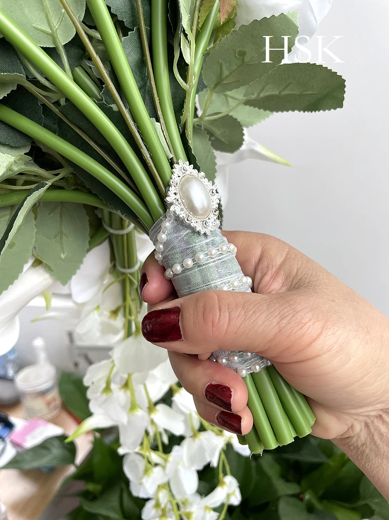 Novia accessori da sposa perle a forma di goccia, giglio della valle, ninfee di Calla, rose combinate fiori tenuti in mano