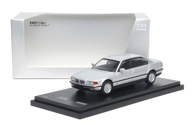 

AR Box 1:64 7 Series Mk3 E38 750iL White / Silver Model Car