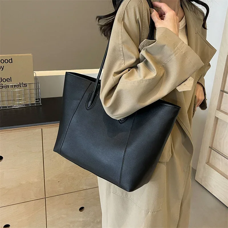 PU 2024 vendita calda borsa tote di lusso leggera filo per cucire borsa da donna con cerniera nuova borsa a tracolla da pendolarismo da donna alla