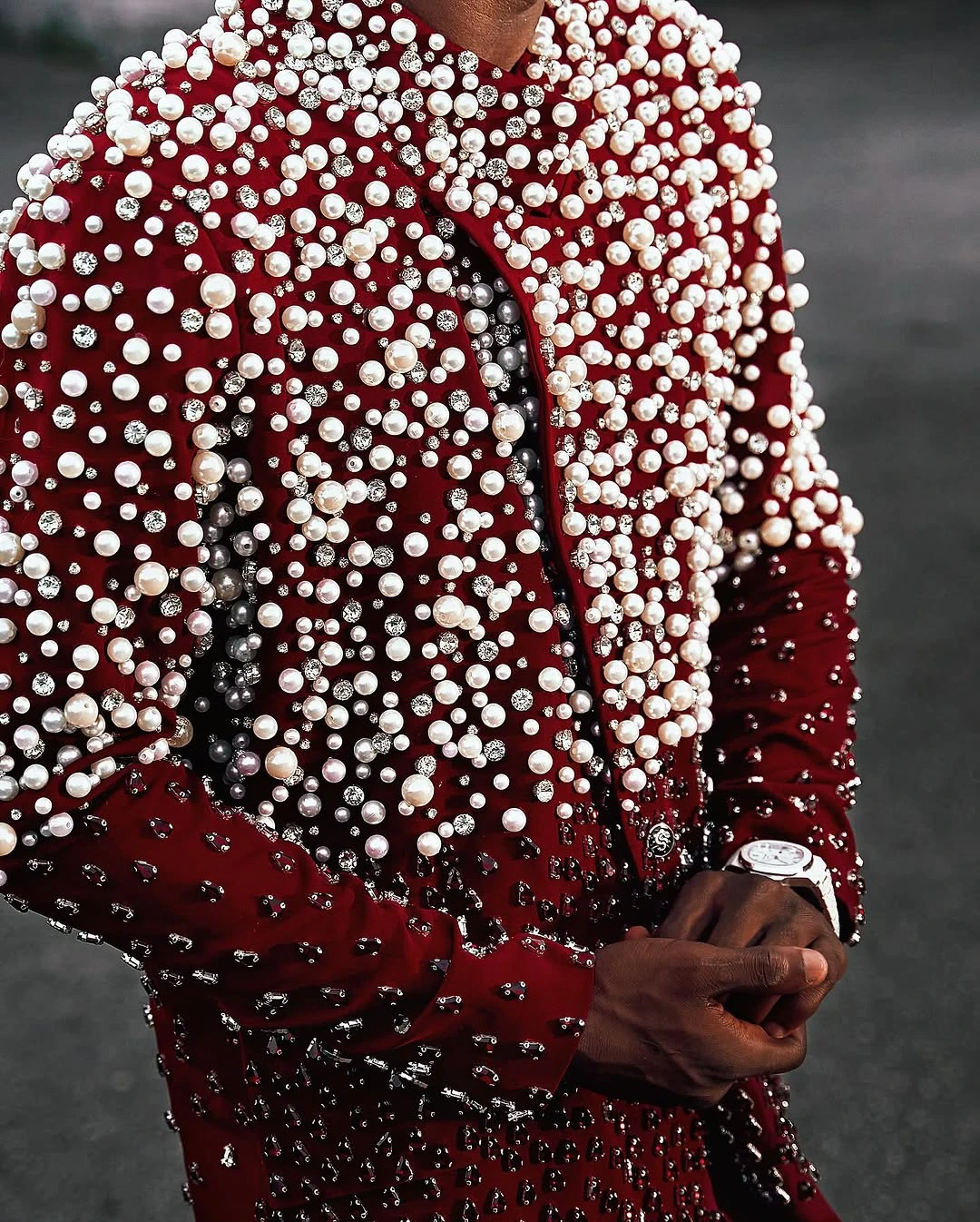 

Сверкающие свадебные мужские костюмы из 2 предметов на заказ, однобортный стильный вечерний костюм со стразами и жемчугом по индивидуальному заказу