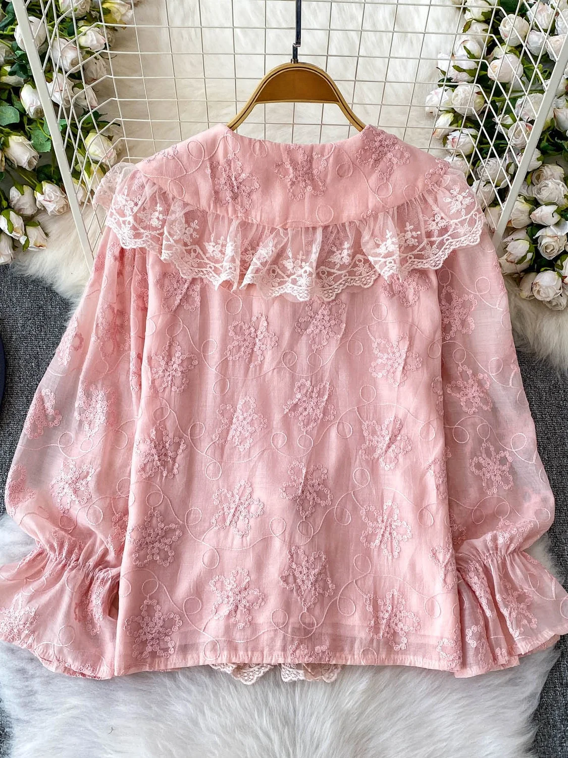 Koronkowy kołnierzyk typu doll collar, letni top damski z wysokiej półki, efektowny design, haftowany, rozkloszowany rękaw dzwonek, koreański styl, luźny...