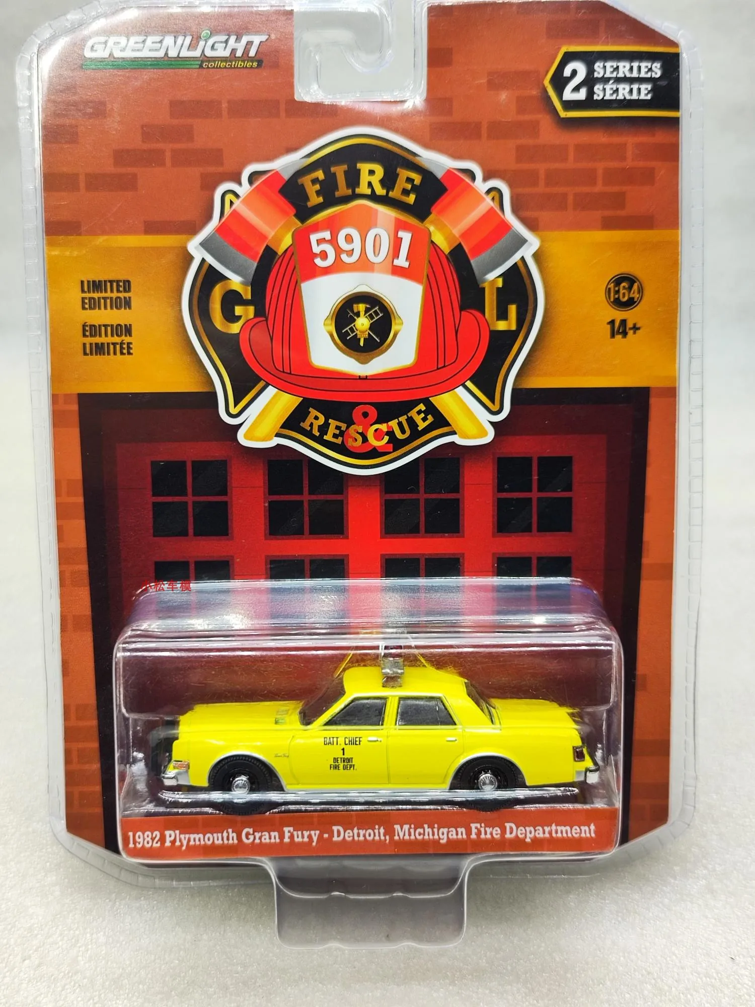 

1:64 1982 Plymouth Gran Fury High Имитация сплава Модель автомобиля Коллекционная игрушка Подарочный орнамент для дисплея