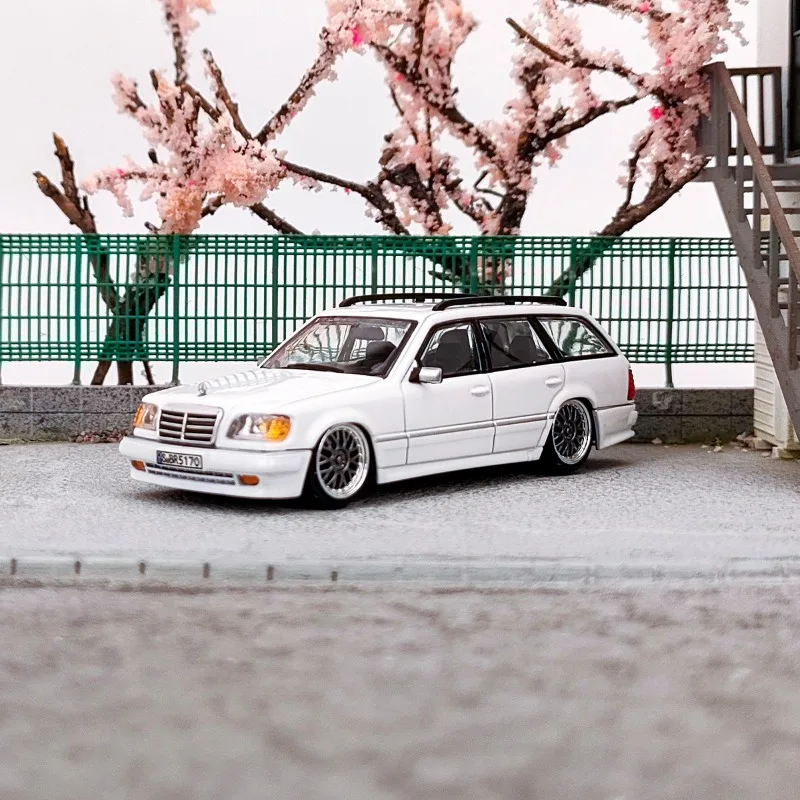 Sterfelijke Schaal 1/64 Mercedes Benz E300 S124 Limited Edition Legering Speelgoed Motorvoertuig Diecast Metaal Model Geschenken