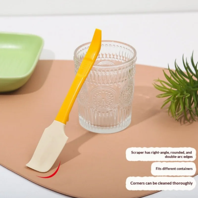 Double-sided scraper with plastic bending design. Kitchen scraper. Suitable for jams, sauces, butter jars and cans.