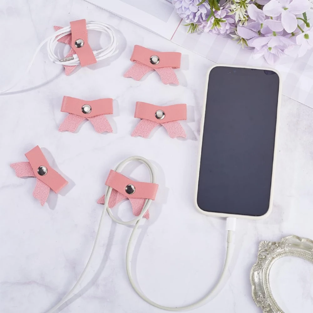

5 упаковок зажимов для кабеля в форме бантика из искусственной кожи разных цветов (голубой, бежевый, светло-коричневый, розовый, фиолетовый) для организации USB/кабелей для хранения