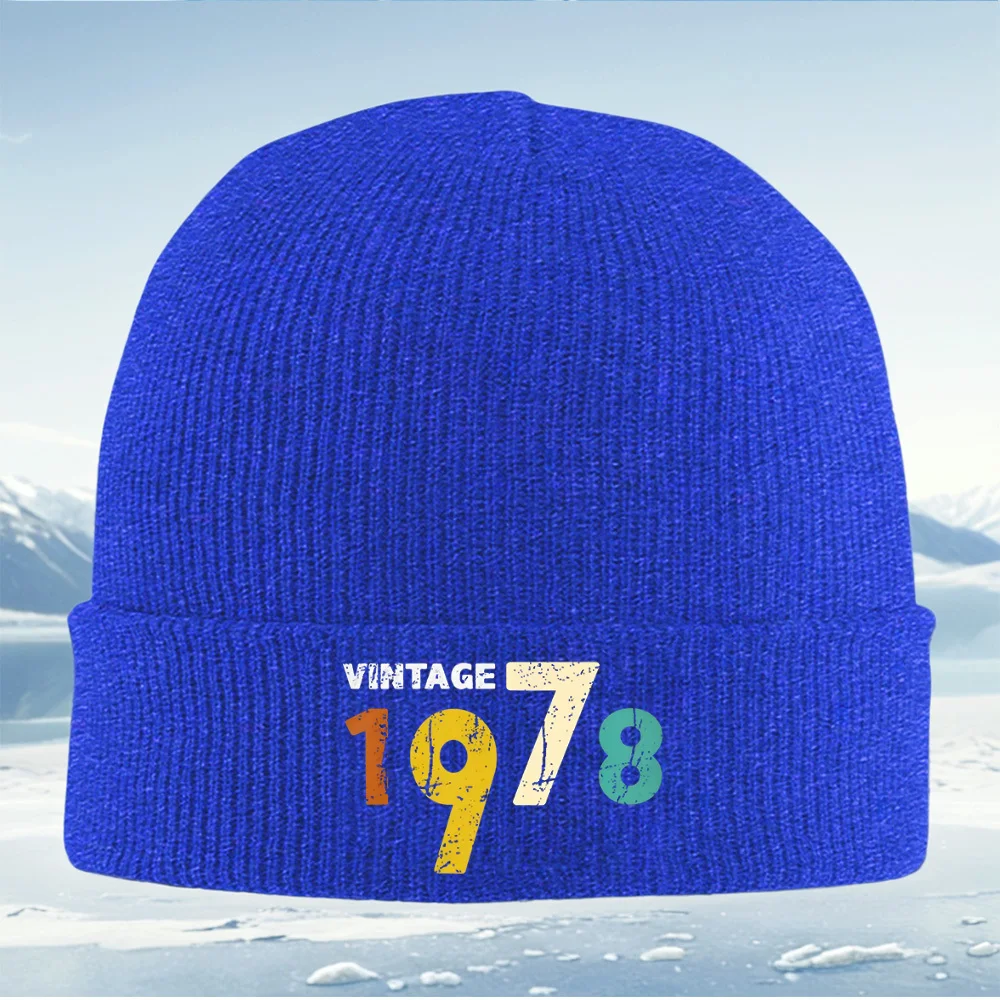 Vintage design jaren nummer tekst zwarte achtergrond Mannen Vrouwen Unisex Gebreide Muts Beanie Pullover Cap Winter Thermische Warme Kerstmis