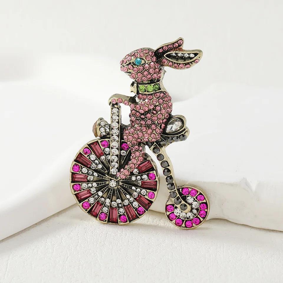 Vintage Women Men Middle Rabbit Rides Heavy Industry Crystal Brooches Pins Retro Classic Unisex Creative Design Palace Badges