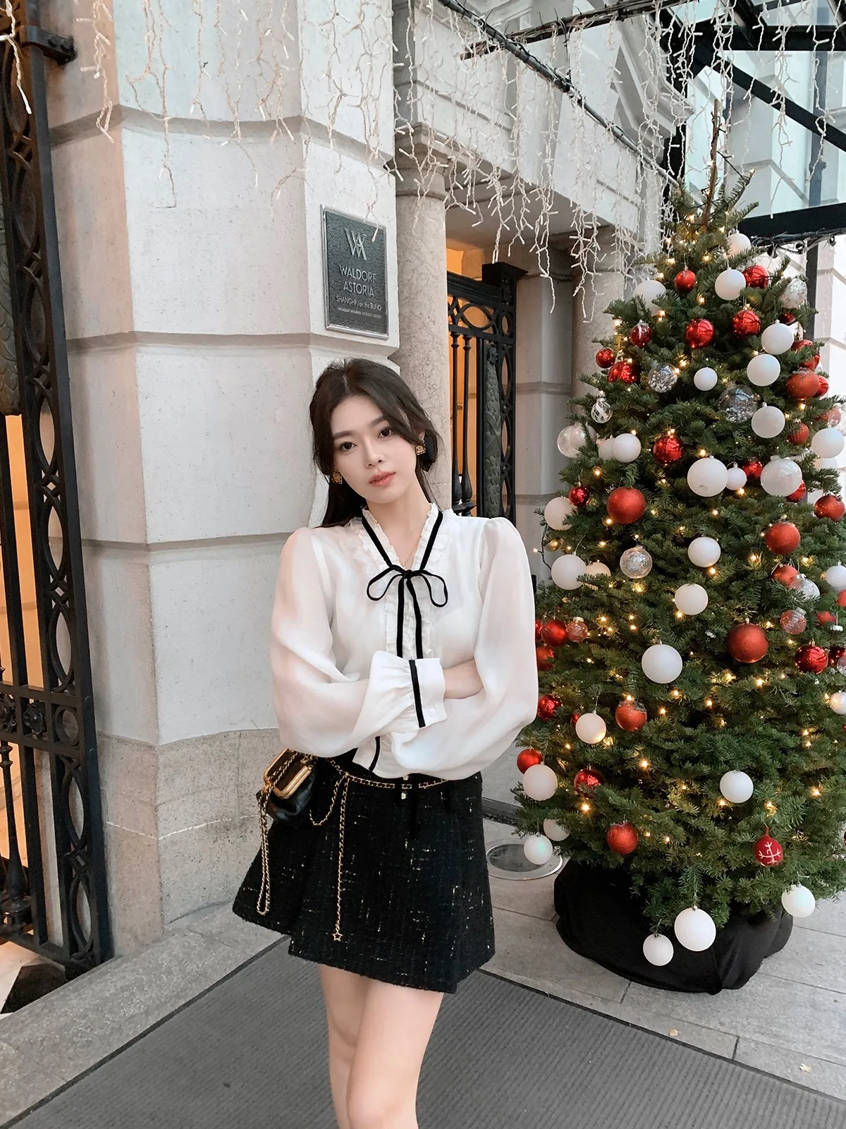 

Новинка зимы: женское шелковое платье-футляр свободного кроя с V-образным вырезом, белое, с деревянными элементами, в стиле французского кэжуал...