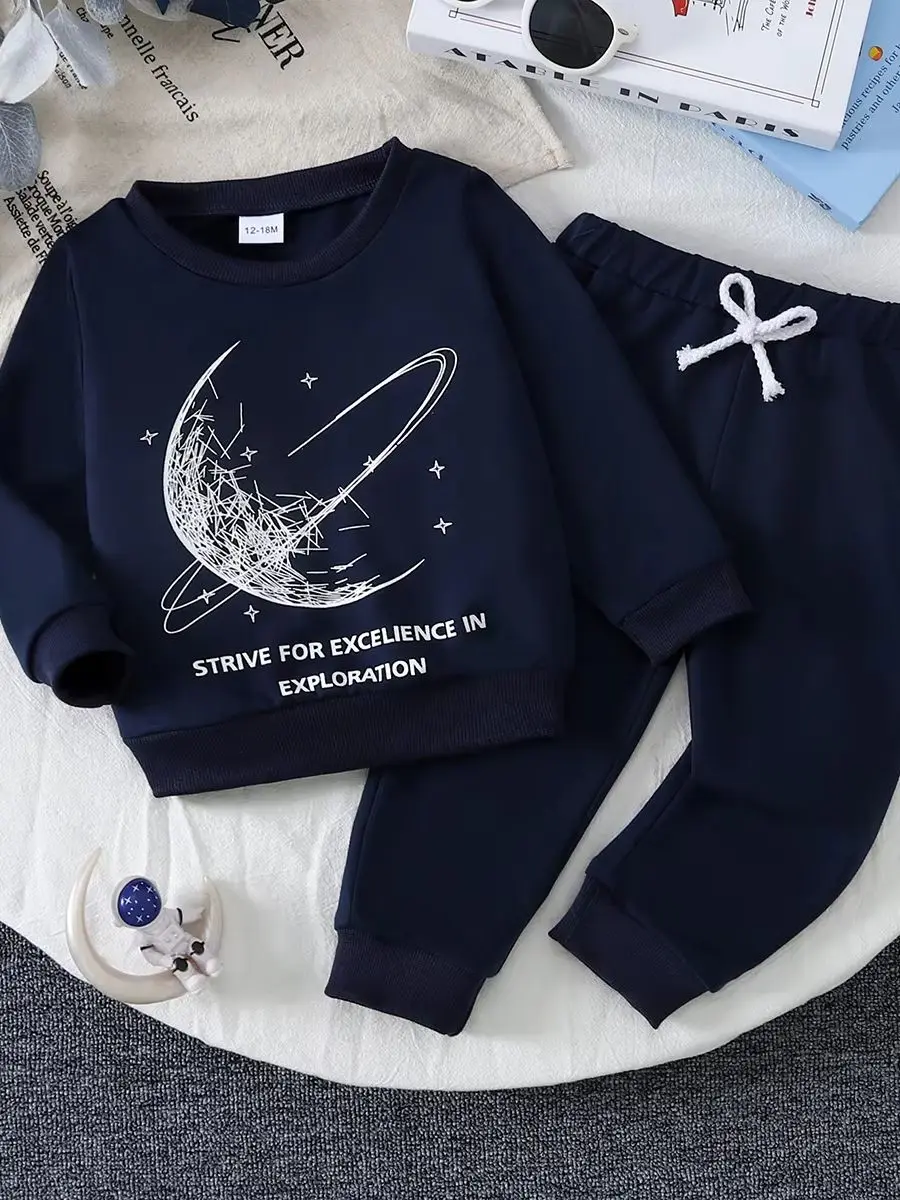 2-teiliges Herbst-/Winter-Outfit für Kleinkinder, bestehend aus einem Sweatshirt mit Rundhalsausschnitt und einem Hosenanzug mit Kordelzug, mit Weltraum- und Planetenmuster, ein süßes und stylisches Kleidungsset. – Detail 1