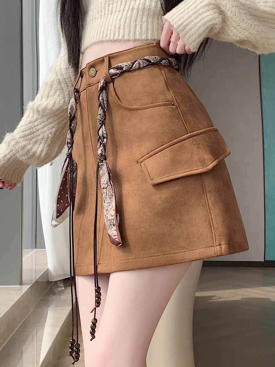 

Винтажная замшевая юбка-трапеция — универсальная мини-юбка с высокой талией и поясом-шарфом для женщин. Массивный ретро-стиль на осень и зиму