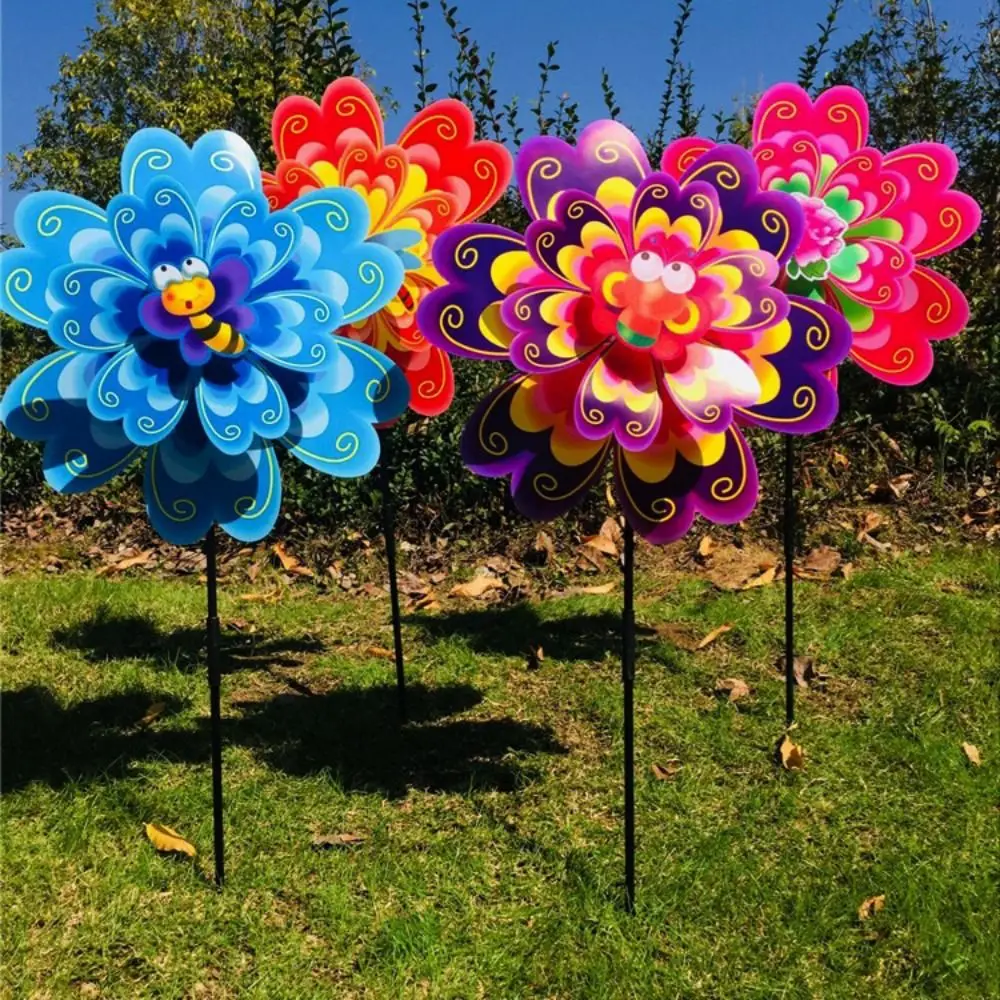 다양한 스타일의 만화 캐릭터, 화려한 전통 풍차, 나비, 벌, 잠자리, 화려하게 회전하는 풍차 장식, 피크닉 장식용 장난감