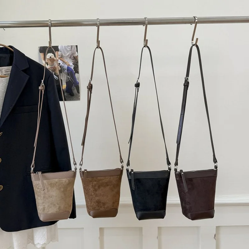 

Роскошная брендовая сумка через плечо для женщин с фирменным принтом логотипа и просторным интерьером для использования в день