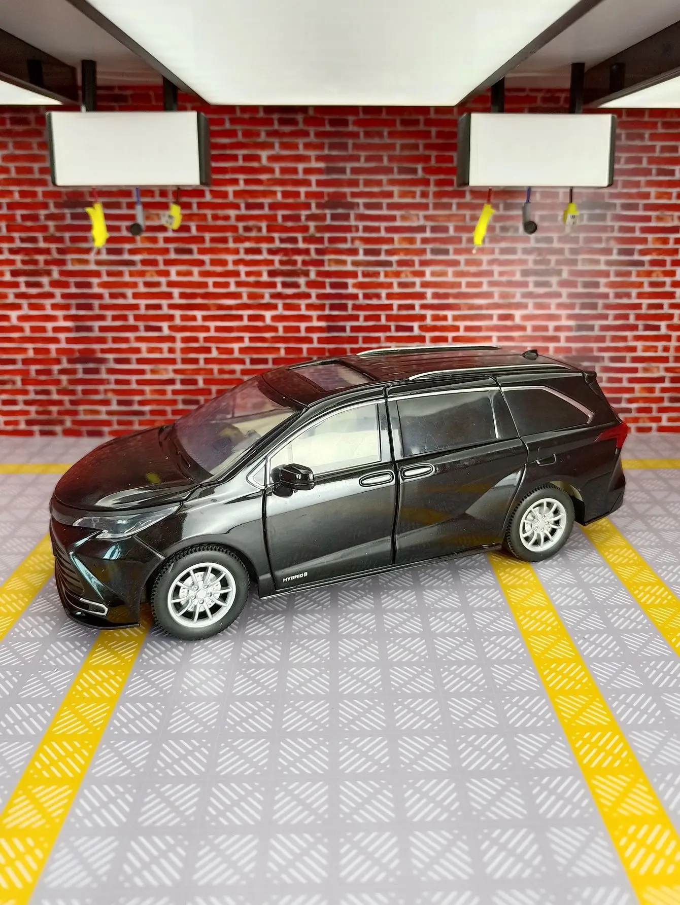 Le porte del modello di auto in lega 1:24 e il bagagliaio del cofano motore possono essere aperti hanno funzioni di suono e illuminazione simulate di pregevole fattura