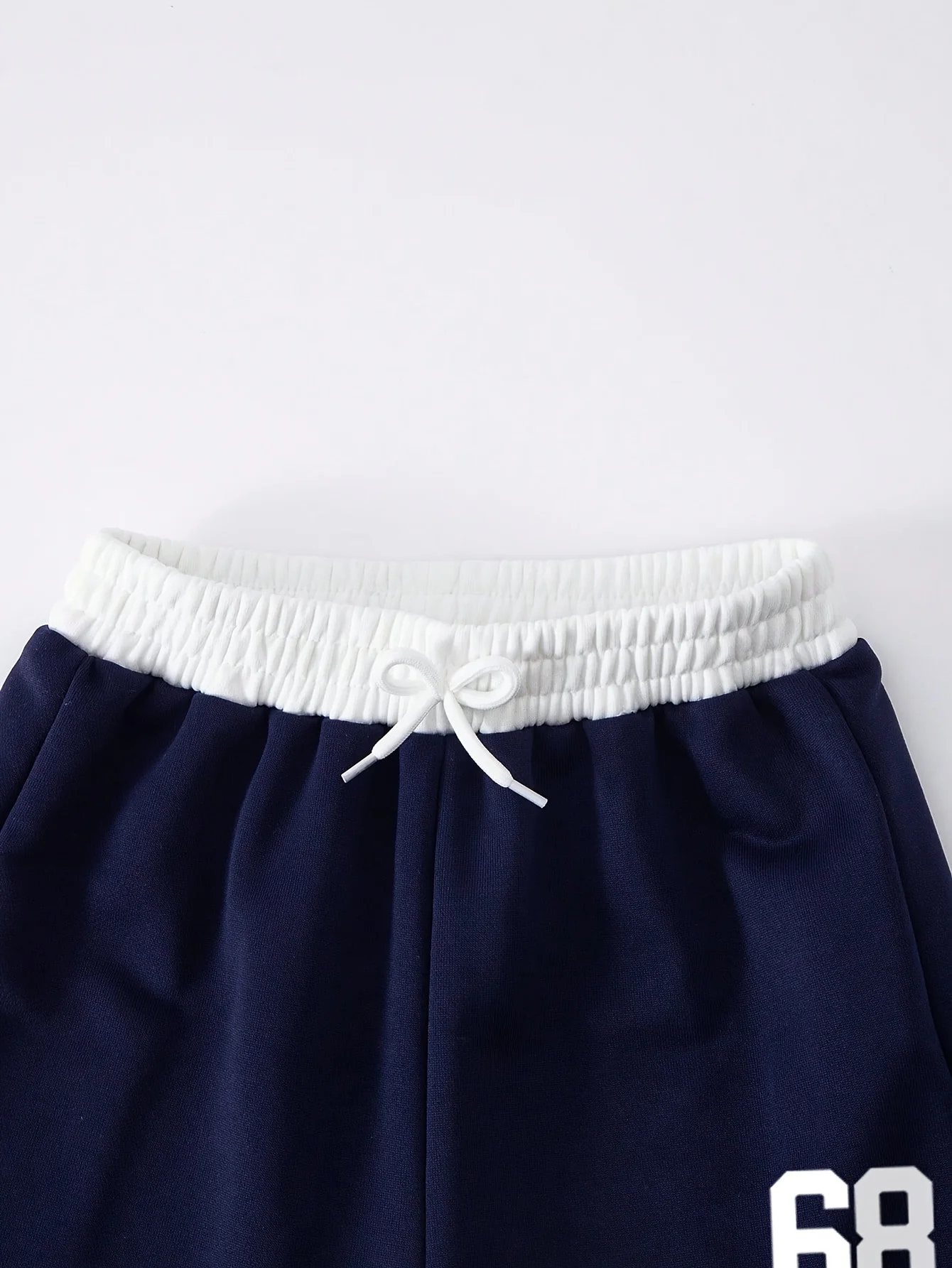 Lässige, weit geschnittene Mädchenhosen (2er-Pack, erhältlich in Grau oder Marineblau); mit elastischem Bund und weißem „68“-Aufdruck am Bund. – Detail 3