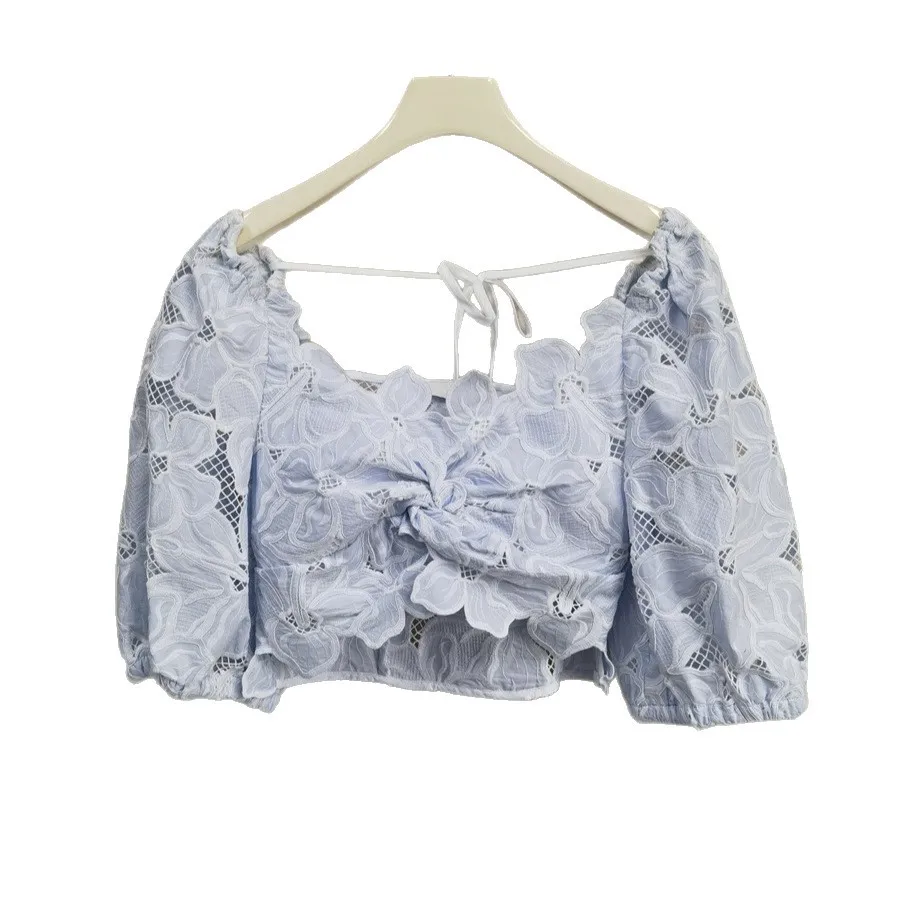 مجموعة صيف 2025 الجديدة: بلوزة أنيقة من الدانتيل المطرز بالزهور بدون ظهر ورقبة على شكل حرف V + مجموعة نصف تنورة منتفخة