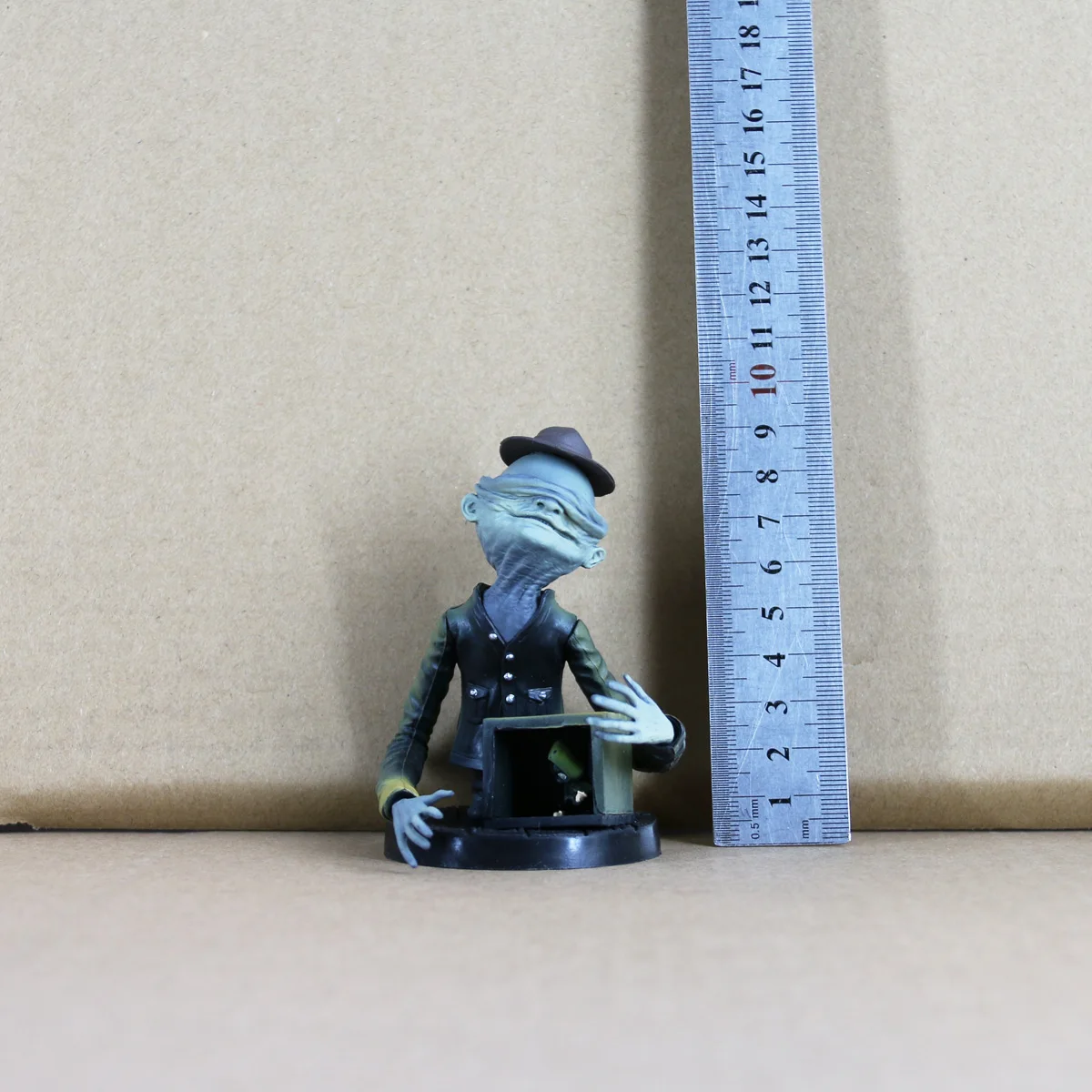 لعبة إبداعية أنيمي ليتل كوابيس الحرس رجل نموذج الشكل ديكور تمثال لعبة هدية #4