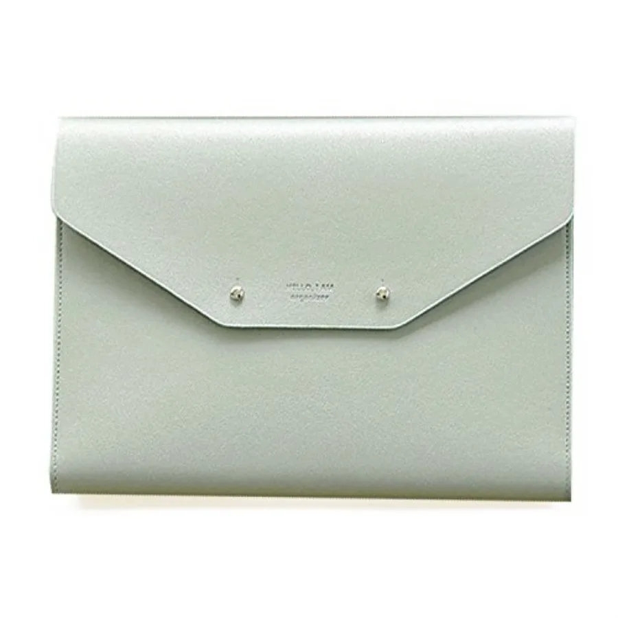 

Современный дизайн, портфолио из искусственной кожи формата А5, включает блокнот для записей, держатель для ручки, отделения для карт и удостоверений, дополнительные карманы.