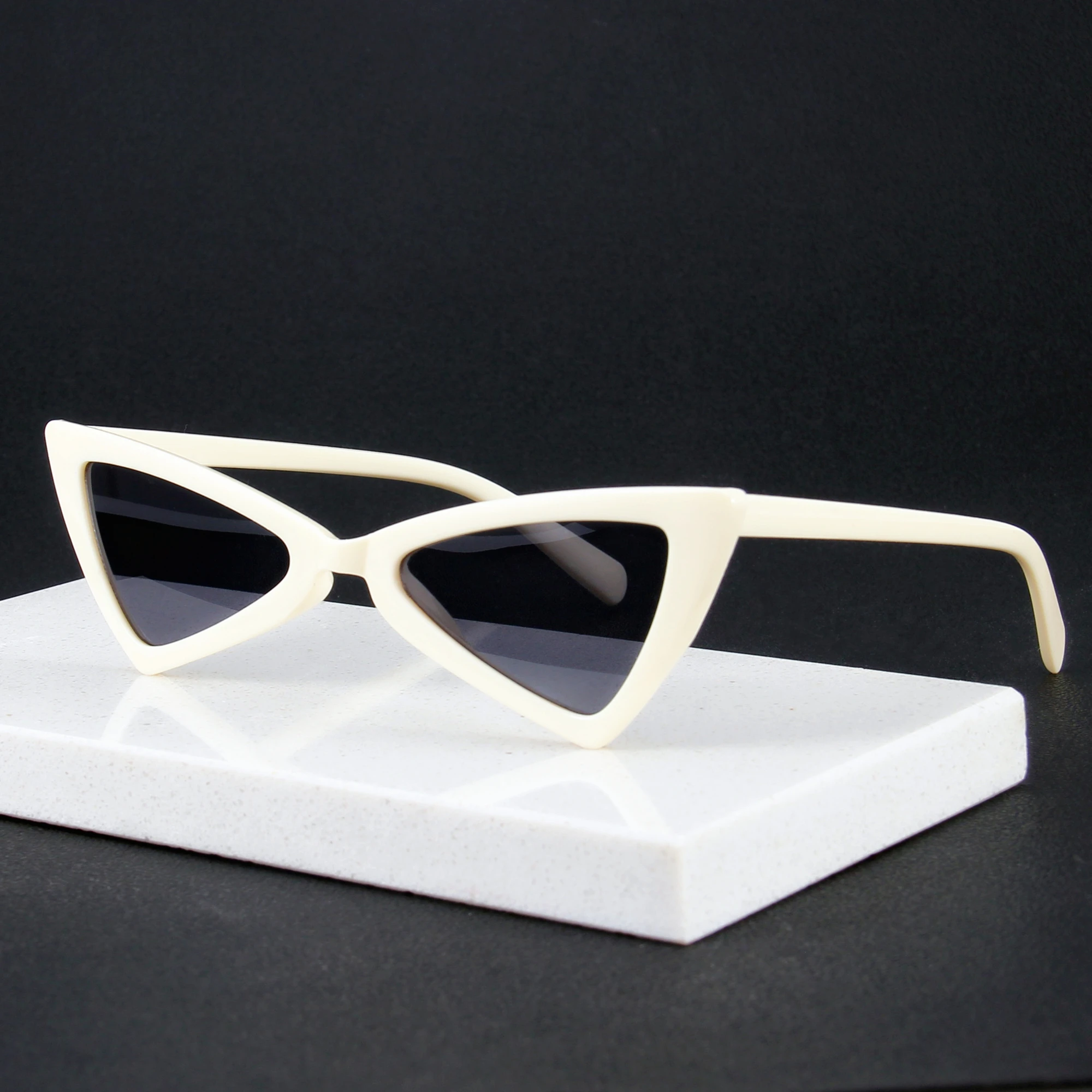 

Retro fashion Triangular Small Glasses Women Butterfly Sunglasses Suitable for taking photos and party of women men glasses