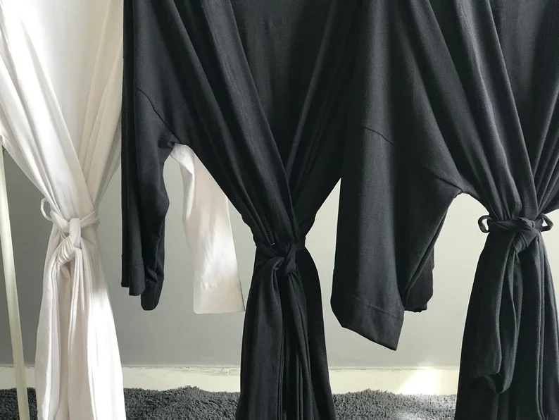 สีดําที่กําหนดเองซาตินงานแต่งงานเพื่อนเจ้าสาวยาวกิโมโน Dressing Gown ส่วนบุคคล Robes CUSTOM ชื่อเจ้าสาว Maid of Honor Robe