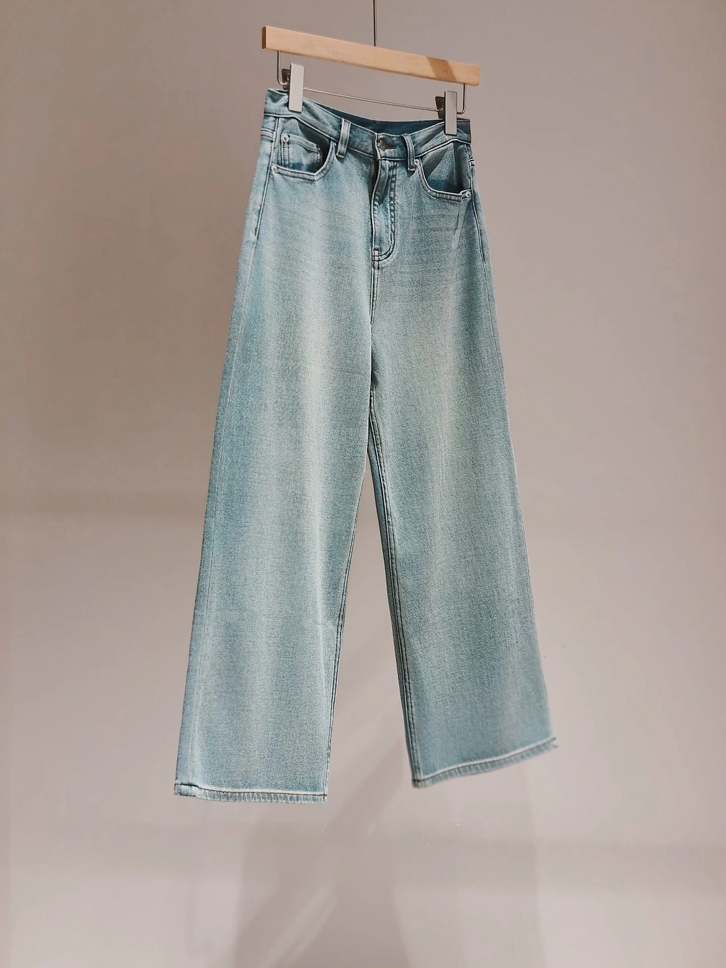 

Джинсы Duetto с высокой талией и широкими штанинами: мягкие, легкие, драпирующиеся, стройнящие, прямого кроя, из эластичного хлопкового денима, комфортные, приятные к телу.