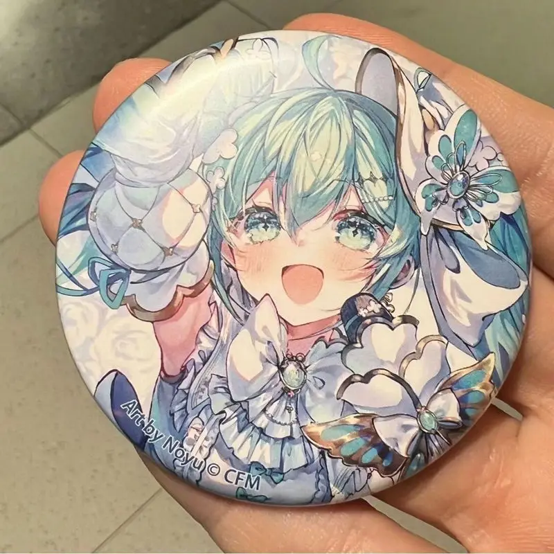58MM Kawaii Hatsune Miku สะท้อนแสงบาร์ Miku อะนิเมะอุปกรณ์ต่อพ่วงการ์ตูนน่ารัก Badge นักเรียนกระเป๋าเป้สะพายหลังแขวนเข็มกลัดสาวของเล่นของขวัญ