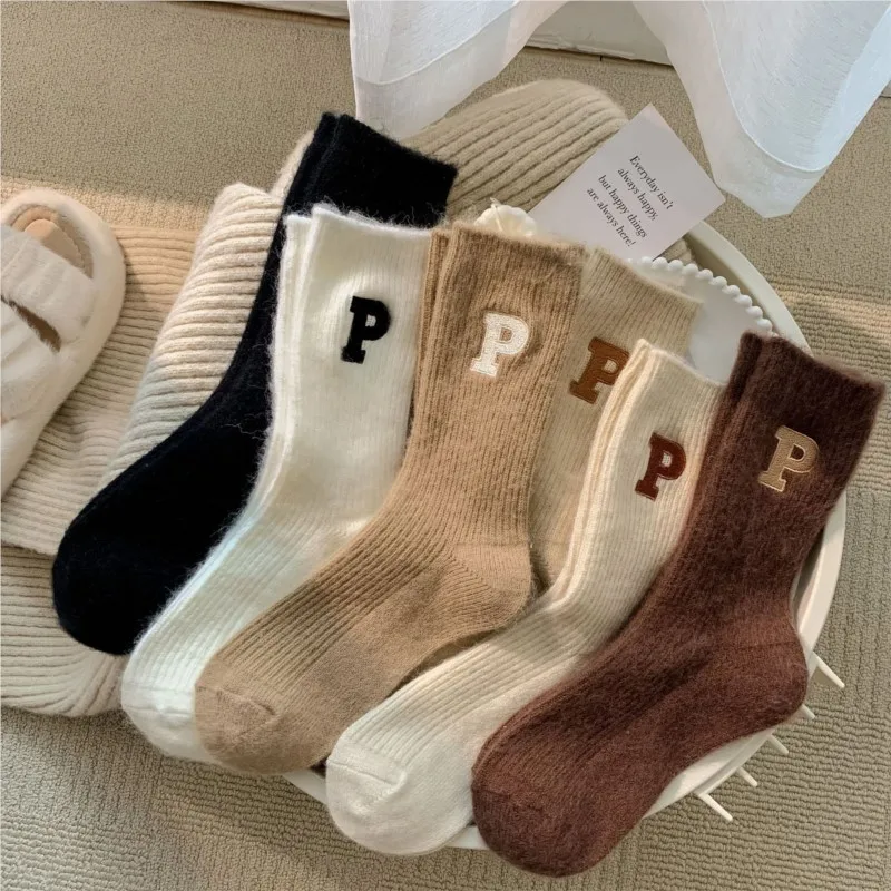 Buchstabe P frauen Herbst Winter Socke Einfache Bequeme Mid-rohr Socken Korea Ins Einfarbig Schwarz Verdickt Warme Pile strümpfe