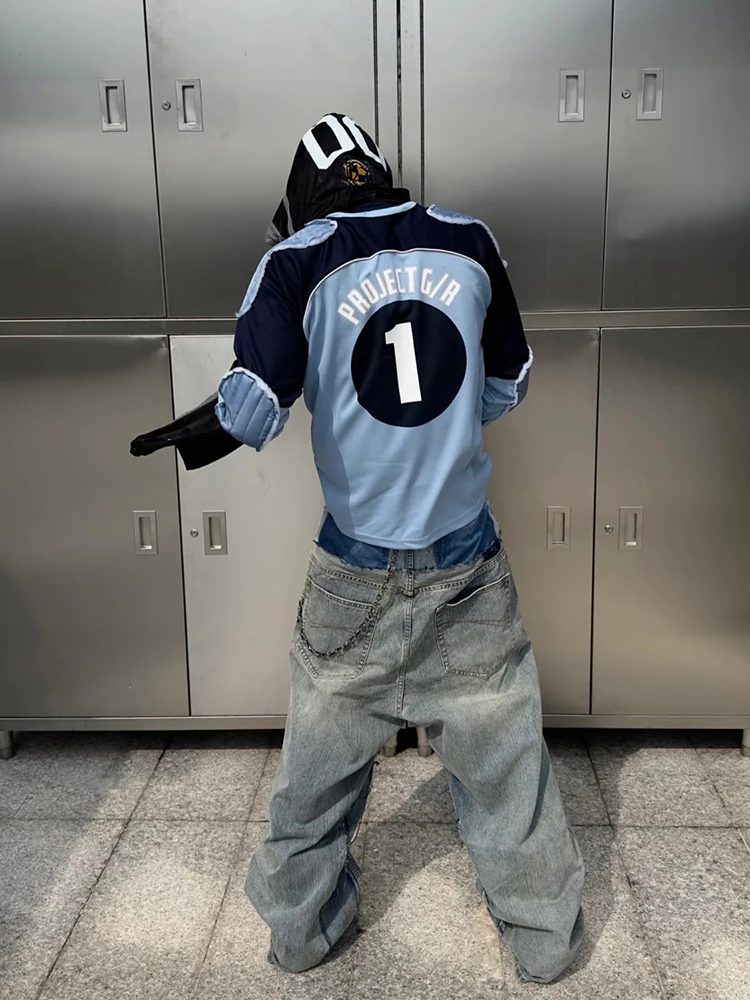 

Модный молодежный свитшот с длинными рукавами, вышивкой, буквенным принтом и пэчворком, в стиле Ailz Project Vibe, с деконструированными элементами и наплечными вставками.