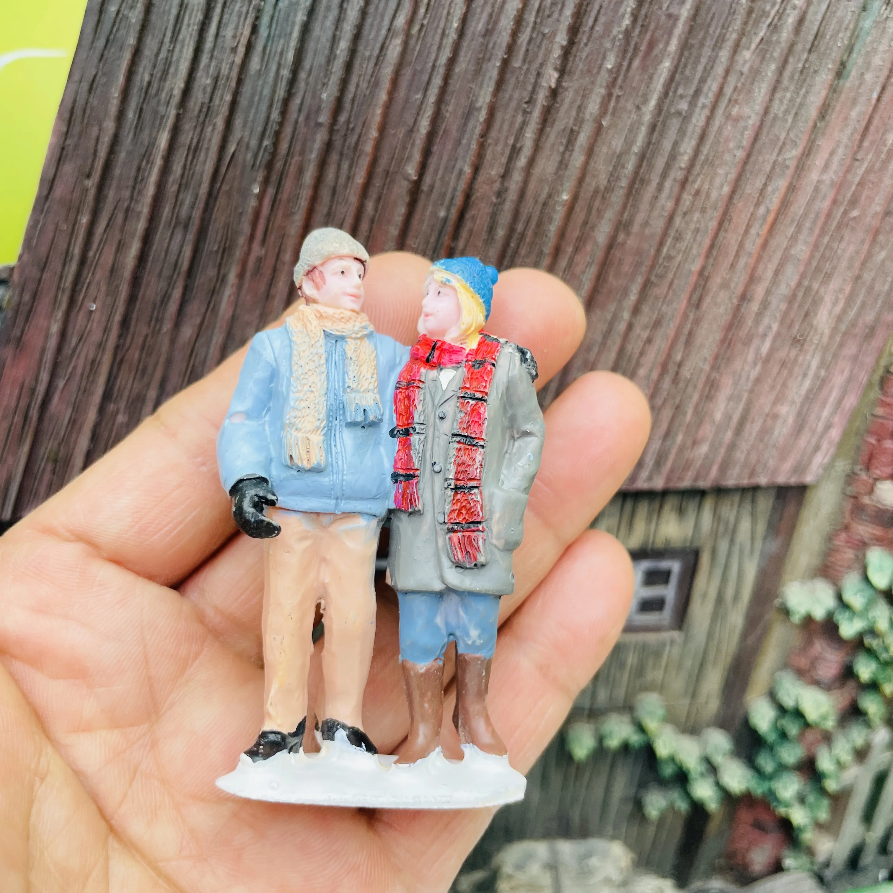 Resin Miniature People Figurines, Winter Snow Village Ornaments, Festival Home Decor Collectible Sand Table Scene Set