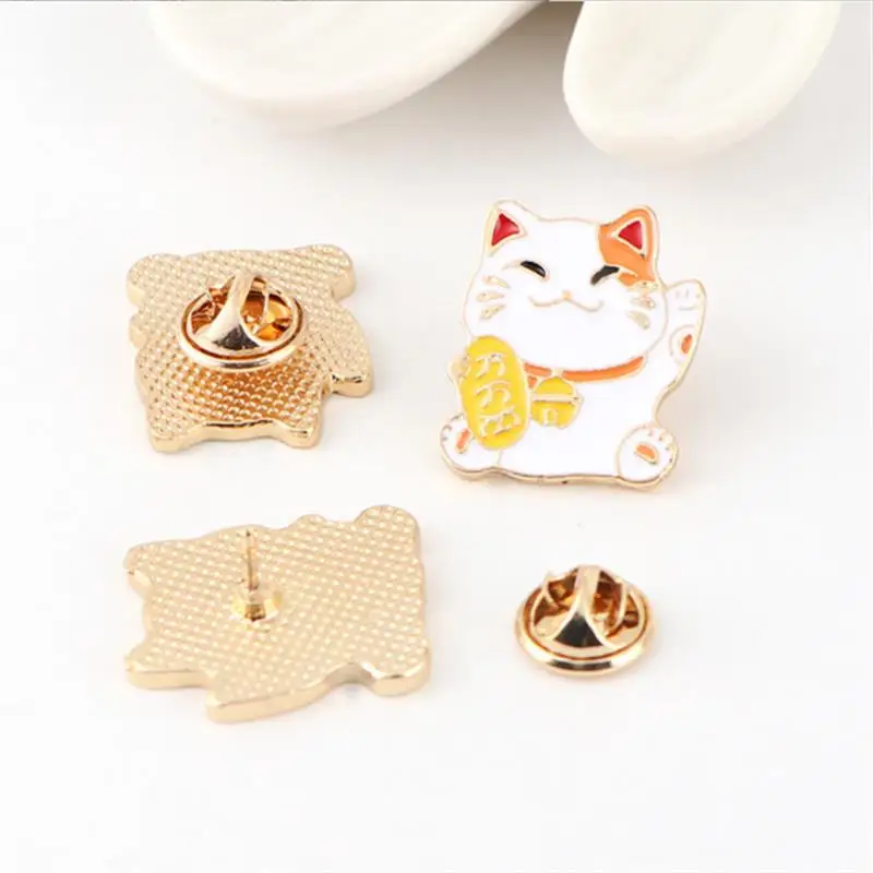 1Pc broszka kot styl japoński broszka kreskówka kot na szczęście przypinka akcesoria do odzieży broszki z kotami DIY biżuteria odzież (losowy styl)