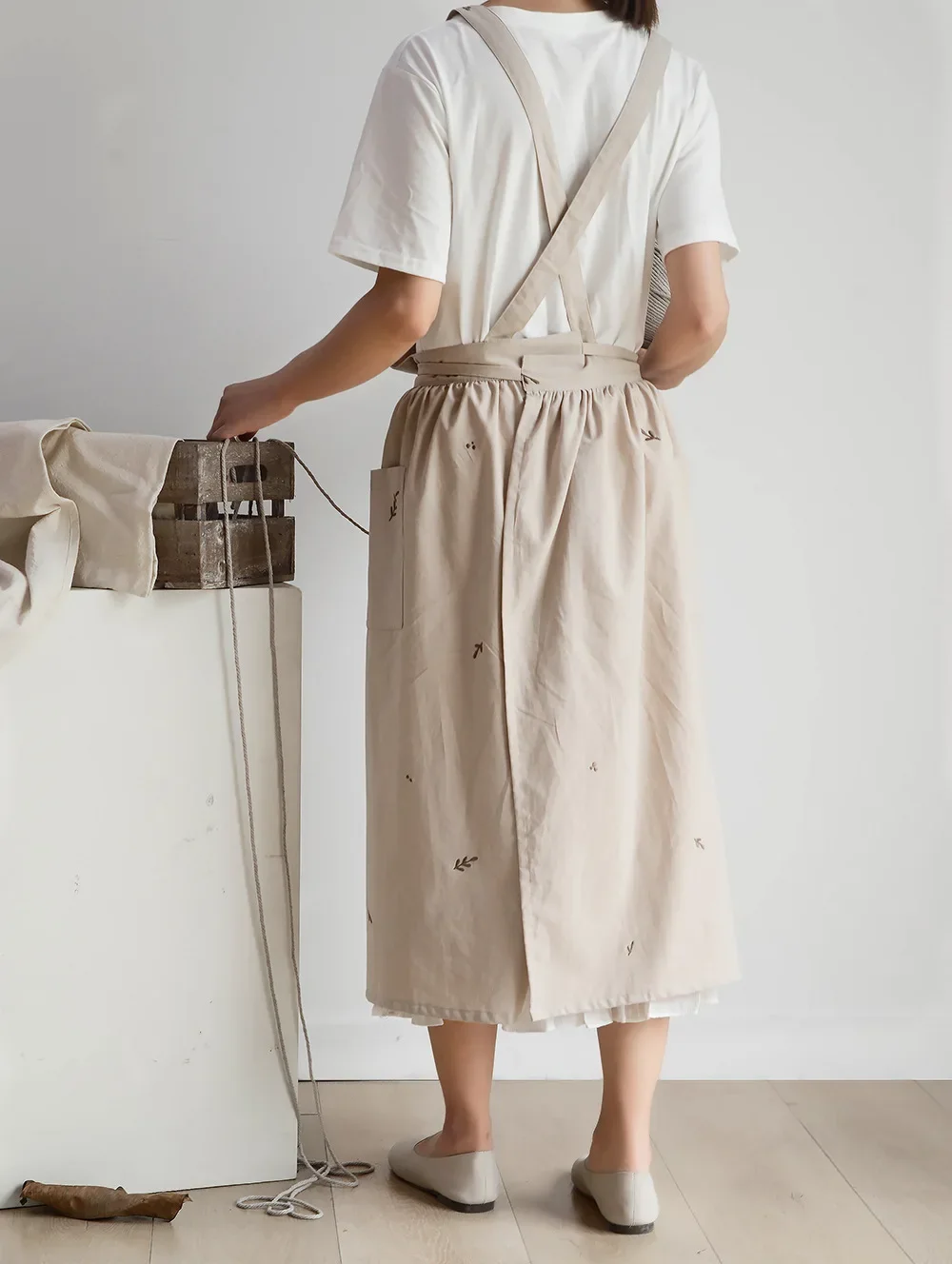 Embroidery Waterproof Apron Washed Cotton with Pockets for Kitchen Housework Baking Chef Coffee Shop Korean Women Pinafore