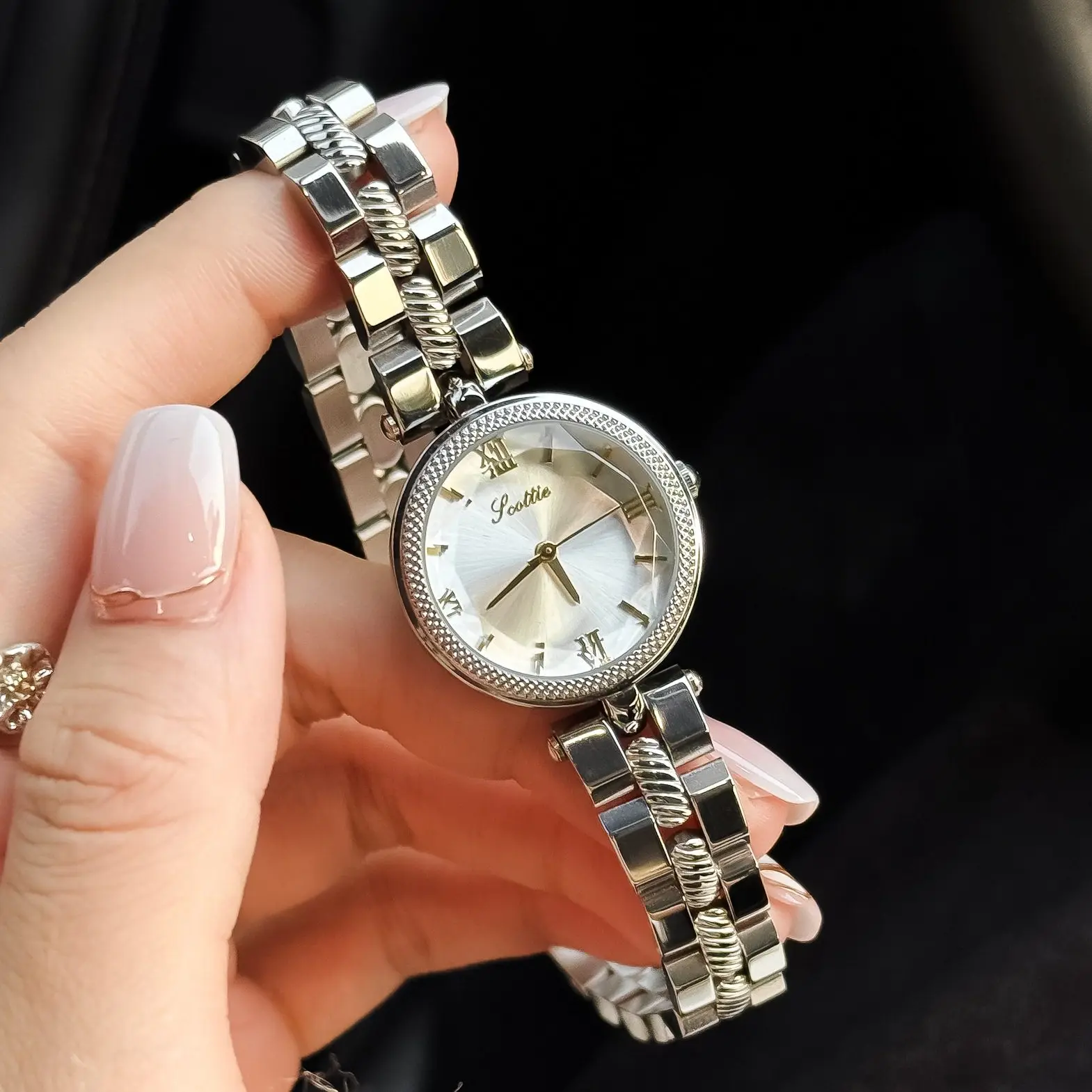Women'S New Fashionable And Stylish Watch High-End Artistic Design, Fashionable Gold And Red Quartz Wristwatch, Unique Timepiece