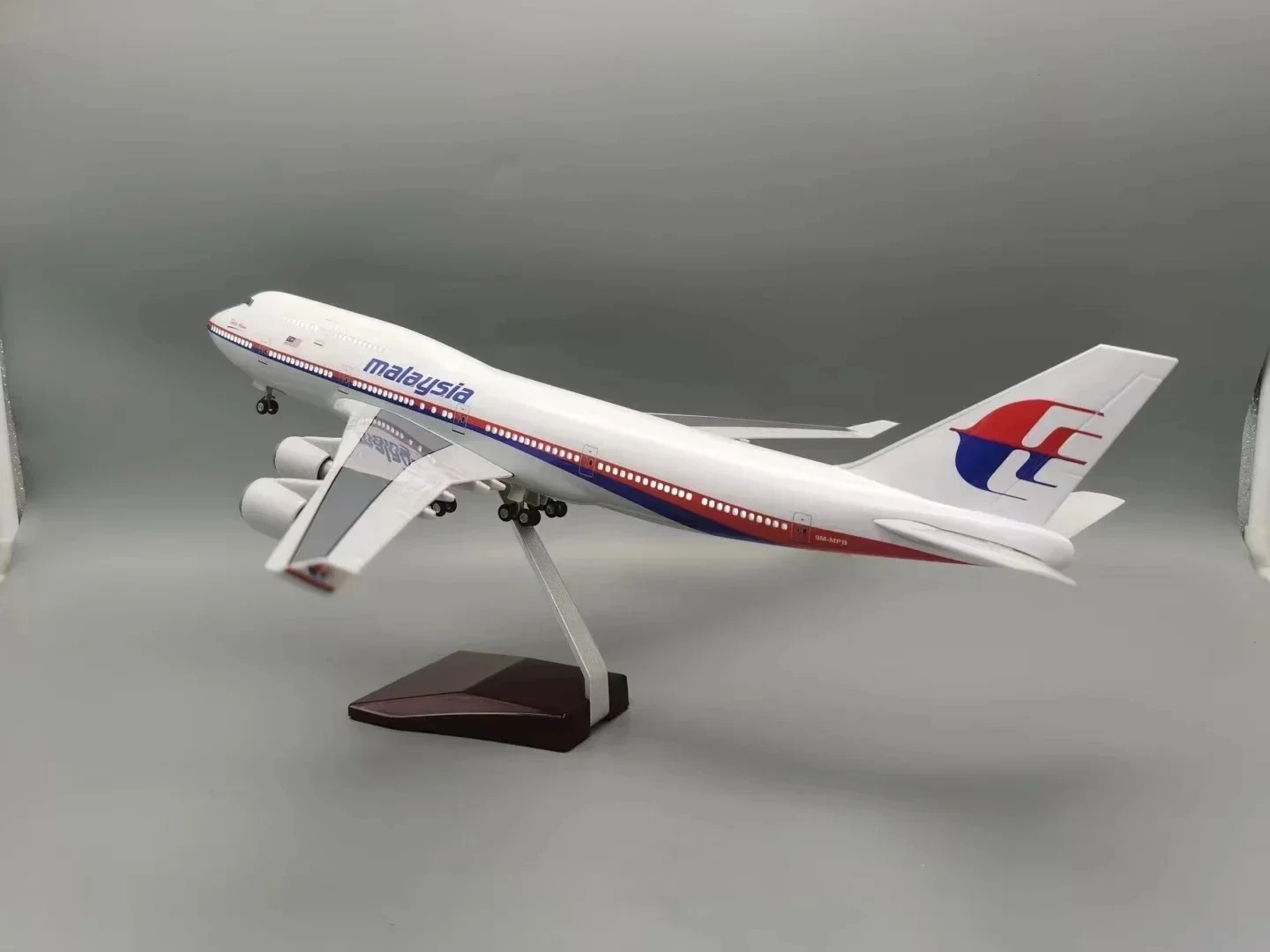 

Scale 747 Airplane Toy Model New Malaysian Boeing 747 47cm Plane Model with LED Light(Touch or Sound Control) for Decoration Gif