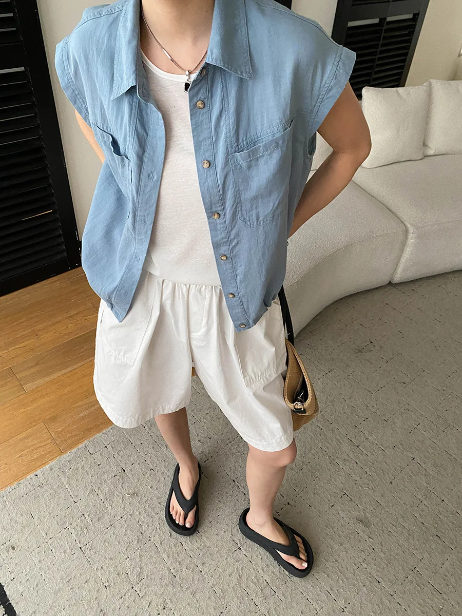 Sommerliches Damenhemd in unifarbenem Design mit Reverskragen, zwei Taschen und lockerem, kurzem Flügelärmel. – Detail 8