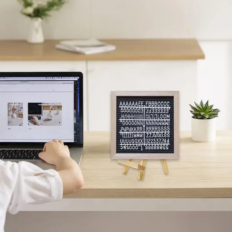 Tablica z literami Drewniana mała tablica ogłoszeń Modna dekoracja na Dzień Matki Elegancki znak ogłoszeń ze stojakiem