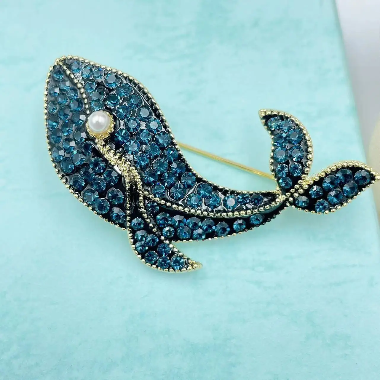 Korean version of fashionable whale brooch imitation crystal enamel dolphin animal high-end temperament brooch