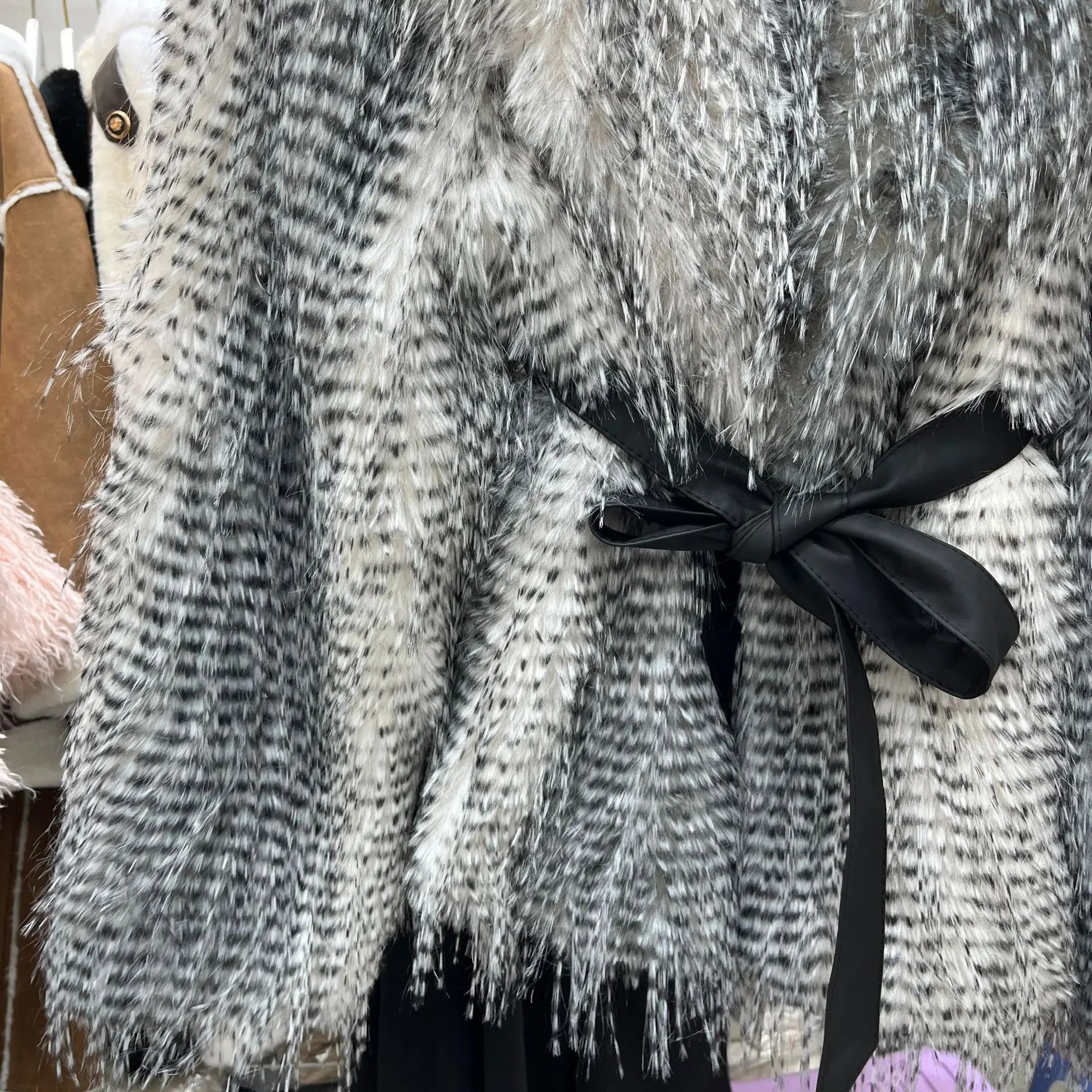 Faux Vos Bontjas voor Vrouwen Kwastje Gradiëntkleur Korte Winter Parka 2025, Nieuwe Europese Stijl Dikke Warme Pluche Bovenkleding