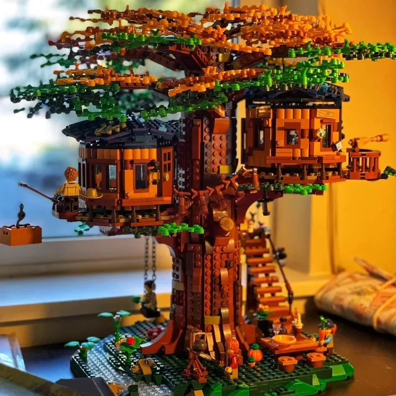 

The Four Seasons Tree House Urban building blocks are compatible with the 21318 Tree House family building blocks for building c