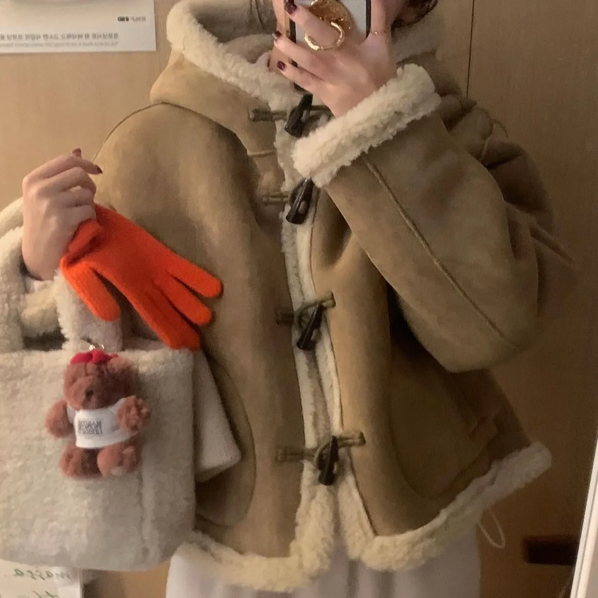 เสื้อโค้ทผู้หญิงสไตล์ชิคสำหรับฤดูใบไม้ร่วงและฤดูหนาว ผ้าฝ้ายออร์แกนิค แต่งขนเฟอร์และหนัง  แบบมีฮู้ด  ทรงสลิม  ใช้งานได้หลากหลาย  แขนยาว