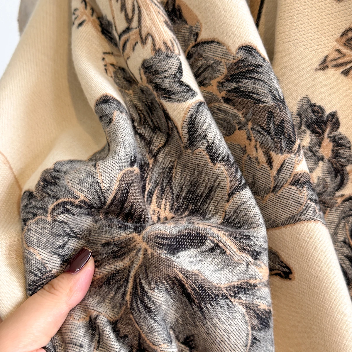 Brand Fashion Winter-Kaschmirschal für Damen – Pashmina-Schal mit Blumenmuster und Quasten, dicker, warmer Wickel- und Poncho – Detail 4