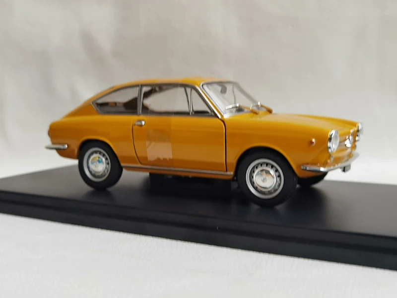 Diecast 1:24 Scale FIAT 850 Coupe Car Alloy Simulation Car Model Toy Collectible Ornaments