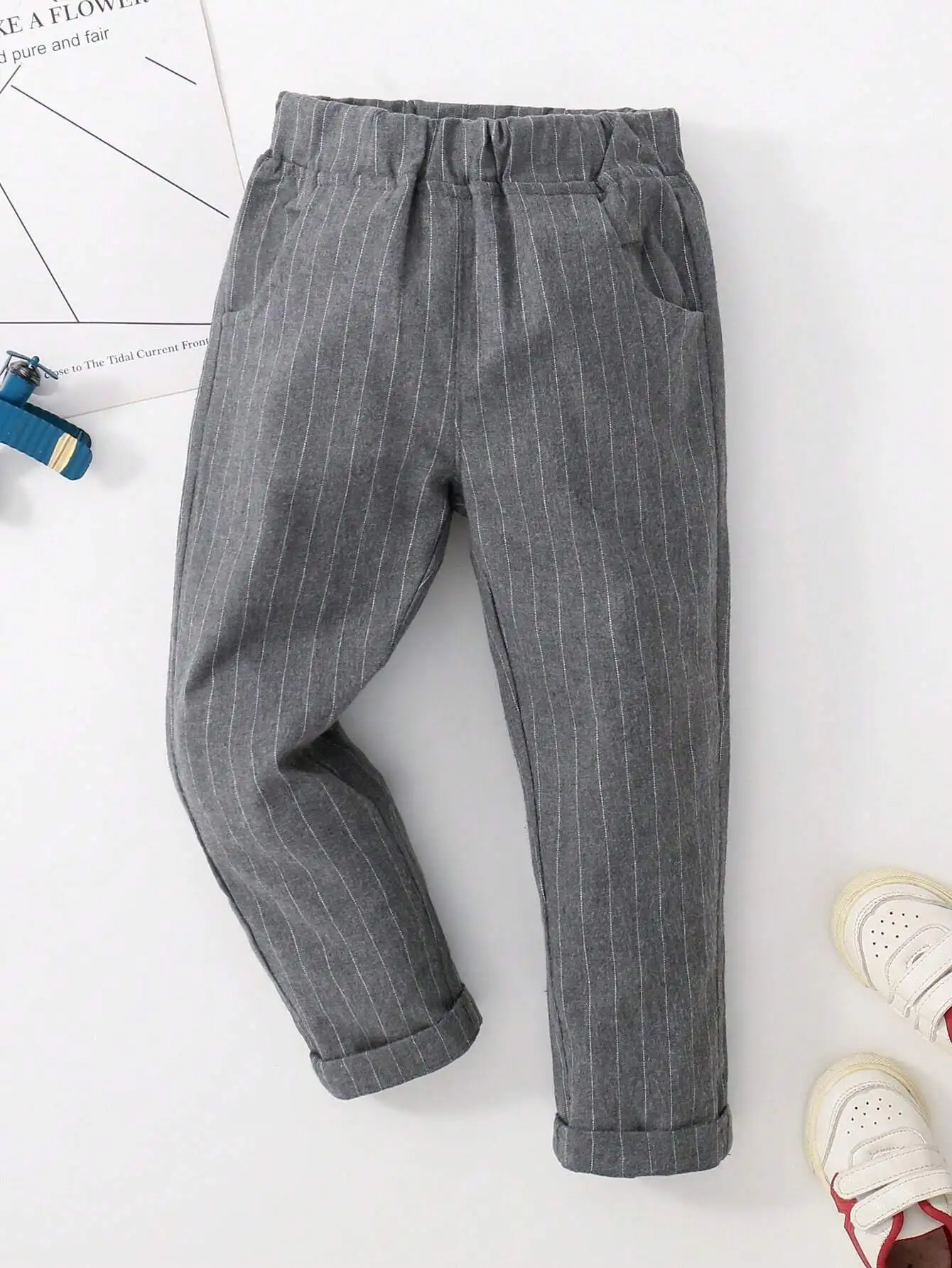 

Серые брюки в тонкую полоску с эластичной резинкой на талии и наклонными карманами для мальчиков