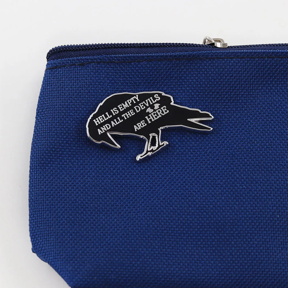 Raben-Silhouette Emaille-Pin „Der Himmel ist leer und alle Teufel sind hier“ Zitat Anstecknadel Gotisches Raben-Abzeichen für Rucksack und Kleidung – Detail 10