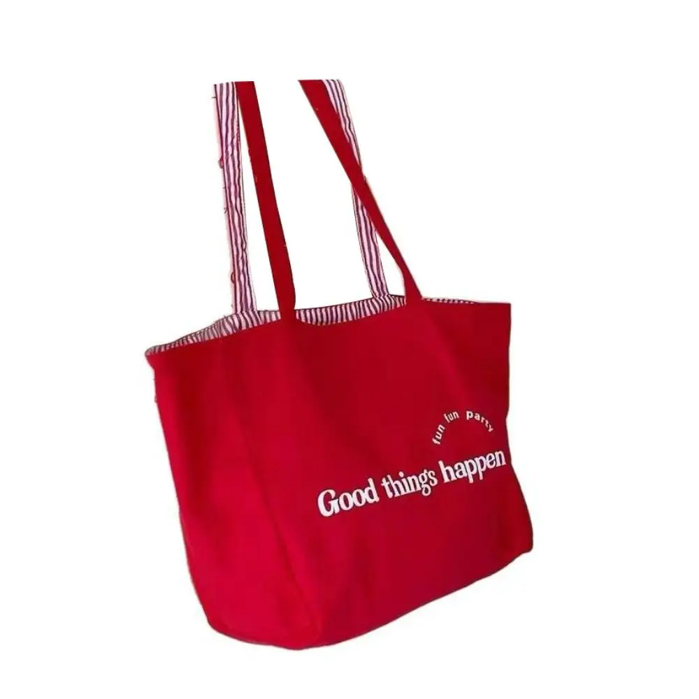 حقائب كتف قماشية بأحرف حمراء متوفرة مخططة بتصميم بسيط حقيبة حمل نسائية مصنوعة من القماش حقيبة كتف بحروف غير رسمية