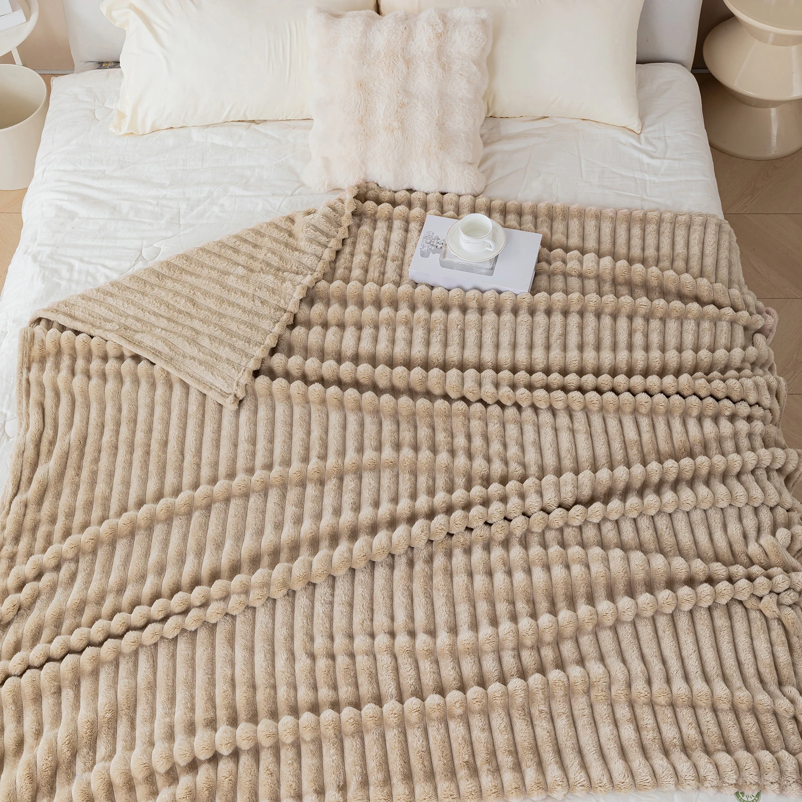 1 Stück gestreifte, einfarbige Flanelldecke, weiche und bequeme Überwurfdecke, geeignet für Sofas, Betten und Reisen, vielseitig einsetzbar – Detail 19