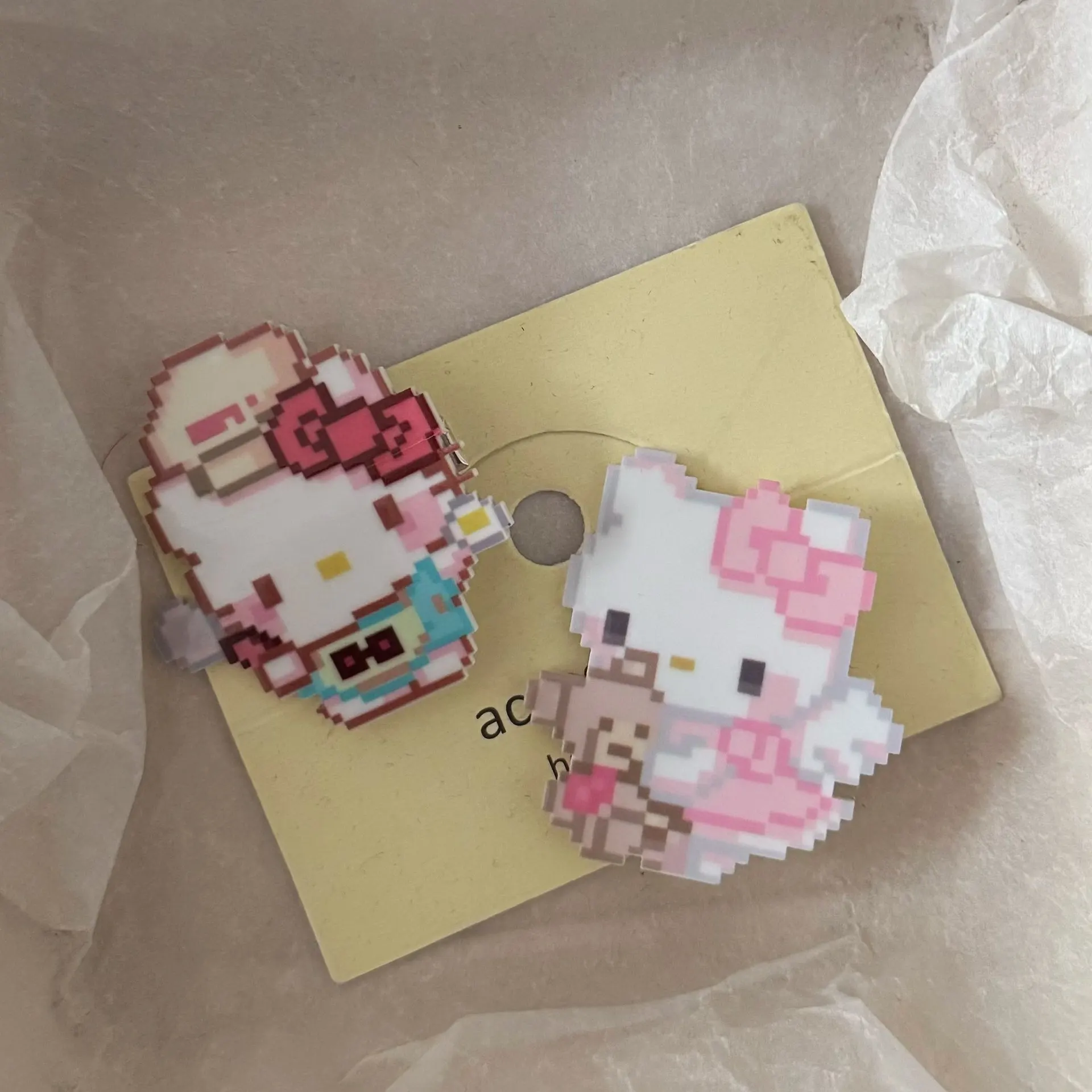 Фото 2 шт. акриловые заколки для волос Hello Kitty в стиле пиксель-арт, милые мультяшные заколки Sanrio для девочек в стиле Лолита, сладкие аксессуары для волос