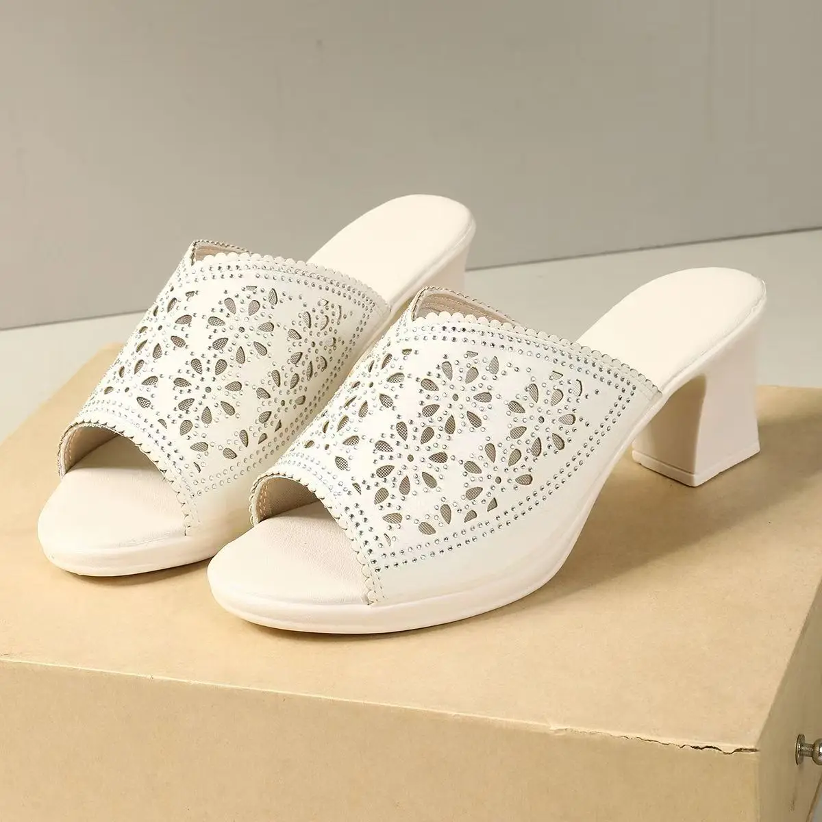 

Women's Leather Hollow Out Peep Toe High Heel Slippers Summer New Thick Sole Non Slip Outdoor Block Heel Slippers Sandals