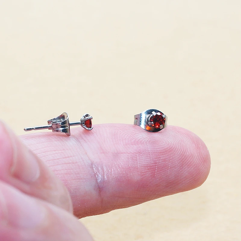 Edelstahl Granatapfel Zirkon Ohrstecker 2mm Minimalistischer Schmuck für Damen Luxus Nadel 0,8mm – Detail 3