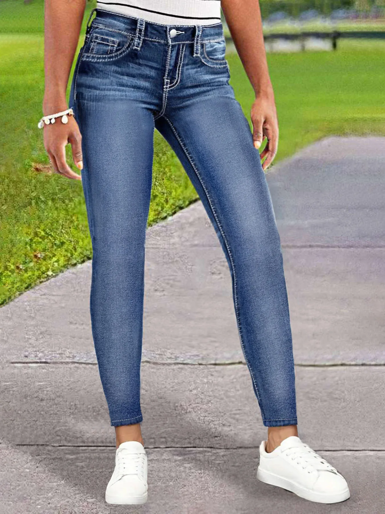 

Women's Light Blue Washed Gradient Jeans, Distressed Back Pocket Decor, Slim-Fit Butt-Lifting Versatile Casual Straight Pants