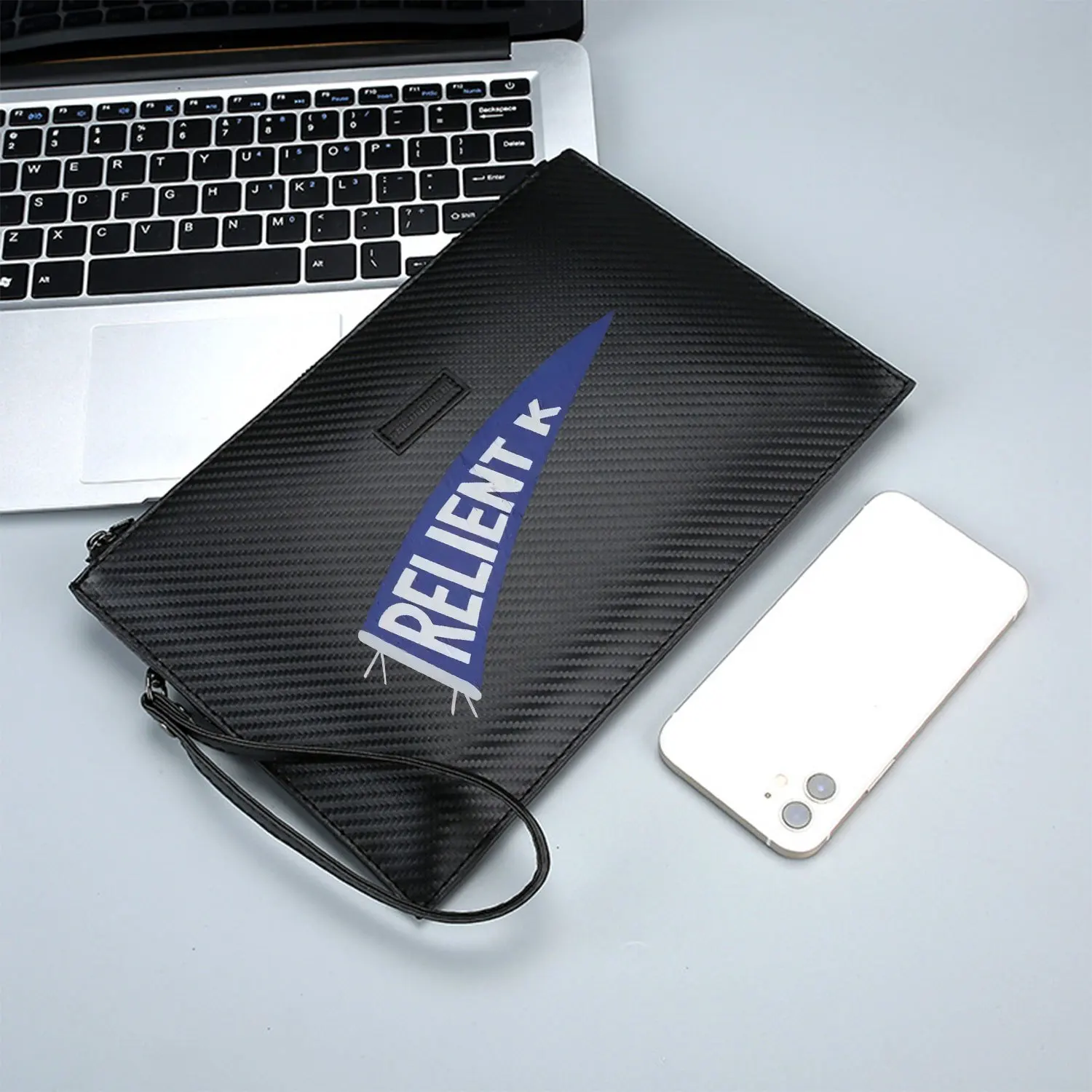 حقيبة يد رجالية من البولي يوريثان مطبوعة بأحرف بيضاء من RELIENT K أنيقة وعصرية وعملية للحمل اليومي