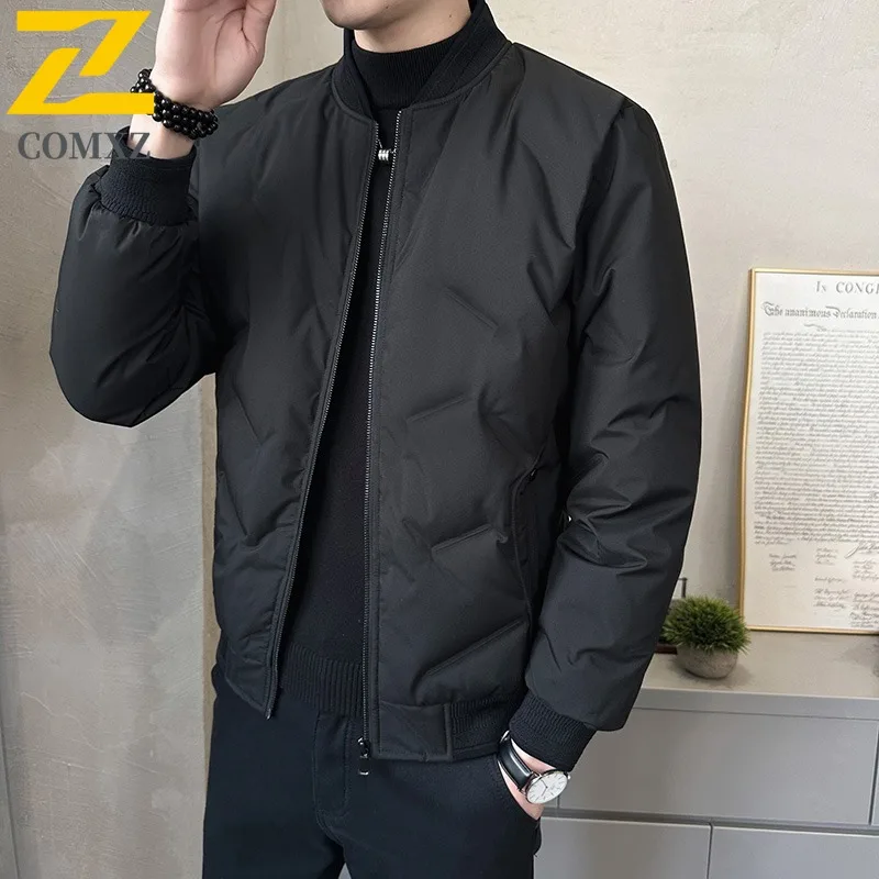 

COMXZ 2025 г., серый утиный пуховик, мужской короткий стиль, зимний новый воротник-стойка, термоутепленное водонепроницаемое и ветрозащитное пальто